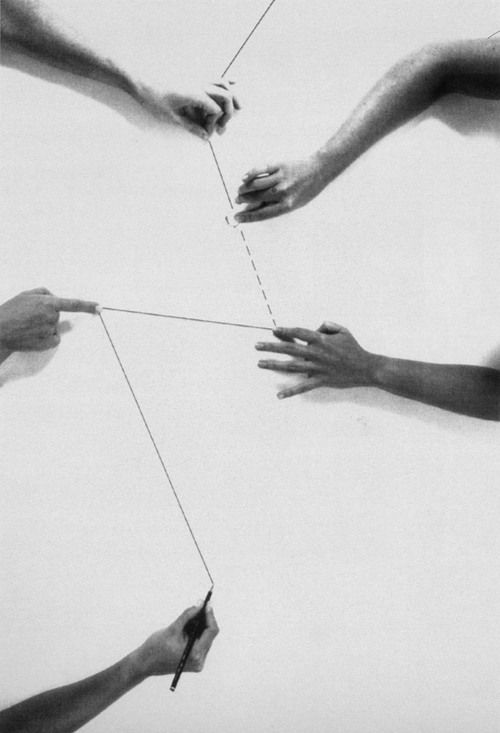 Manos sobre la mesa, blanco y negro